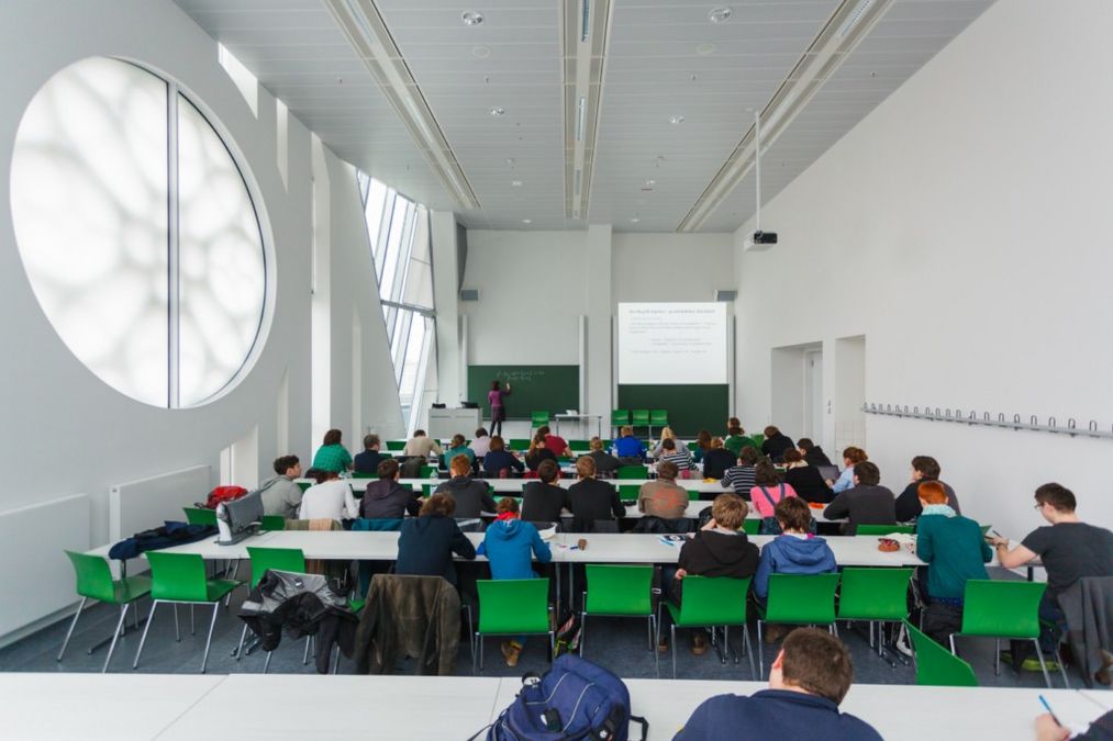 enlarge the image: Vorlesungssituation in einem Hörsaal für Mathematik- und Informatikstudierende