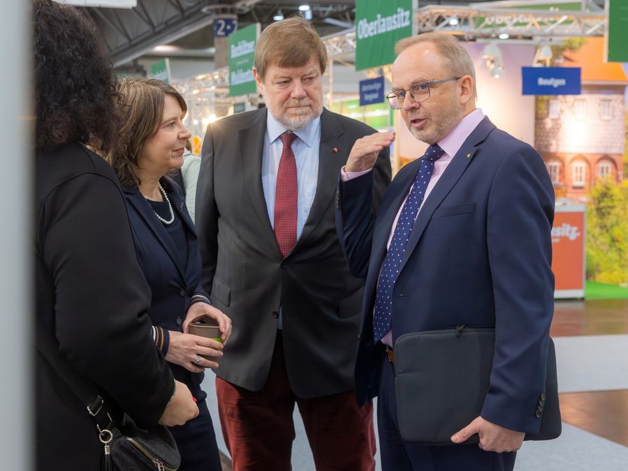 zur Vergrößerungsansicht des Bildes: Der Thüringer Staatssekretär für Bildung Bernd Althaus im Gespräch am Messestand
