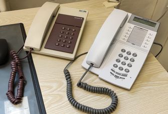 Telefonieren im Wandel der Zeiten: ein altes und ein aktuelles Telefonendgerät
