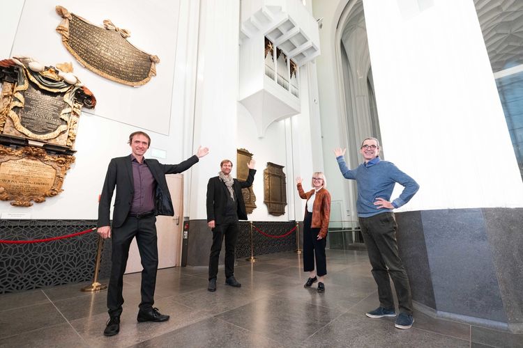 Universitätsmusikdirektor David Timm, Universitätsorganist Daniel Beilschmidt, Orgelkommission-Mitglied Angelika Snicinski-Grimm und Orgelbauer Andreas Metzler (von links) präsentieren stolz das vollendete Instrument.