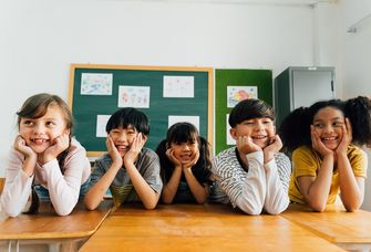 Schülerinnen und Schüler befreundeten sich deutlich häufiger miteinander, wenn sie nebeneinander saßen.