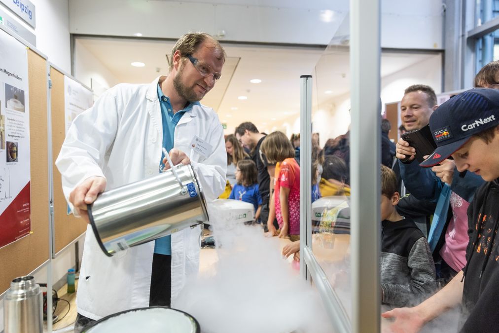 zur Vergrößerungsansicht des Bildes: Eine große Vielzahl an Experimenten in der Fakultät für Chemie und Mineralogie begeisterten Groß und Klein. Foto: Christian Hüller