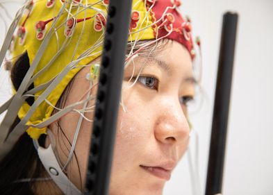 A subject wearing an EEG cap that allows simultaneous voltage measurements at 64 locations on the scalp. Photo: Peter Valckx, Vrije Universiteit Amsterdam A subject wearing an EEG cap that allows simultaneous voltage measurements at 64 locations on the scalp. Photo: Peter Valckx, Vrije Universiteit Amsterdam