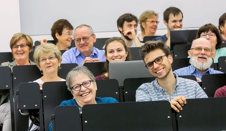 Blick auf Teilnehmer:innen des Seniorenstudiums in einem Hörsaal der Universität Leipzig.