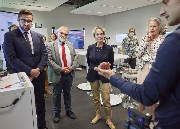 Die Rektorinnen Staudinger (TU Dresden, links) und Obergfell (Universität Leipzig) bei der Führung durch das neue Living Lab von ScaDS.AI in Dresden.