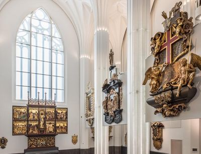 Blick auf Altar und Epitaphien im Innenraum des Paulinums