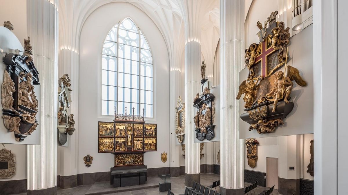 zur Vergrößerungsansicht des Bildes: Blick auf Altar und Epitaphien im Innenraum des Paulinums