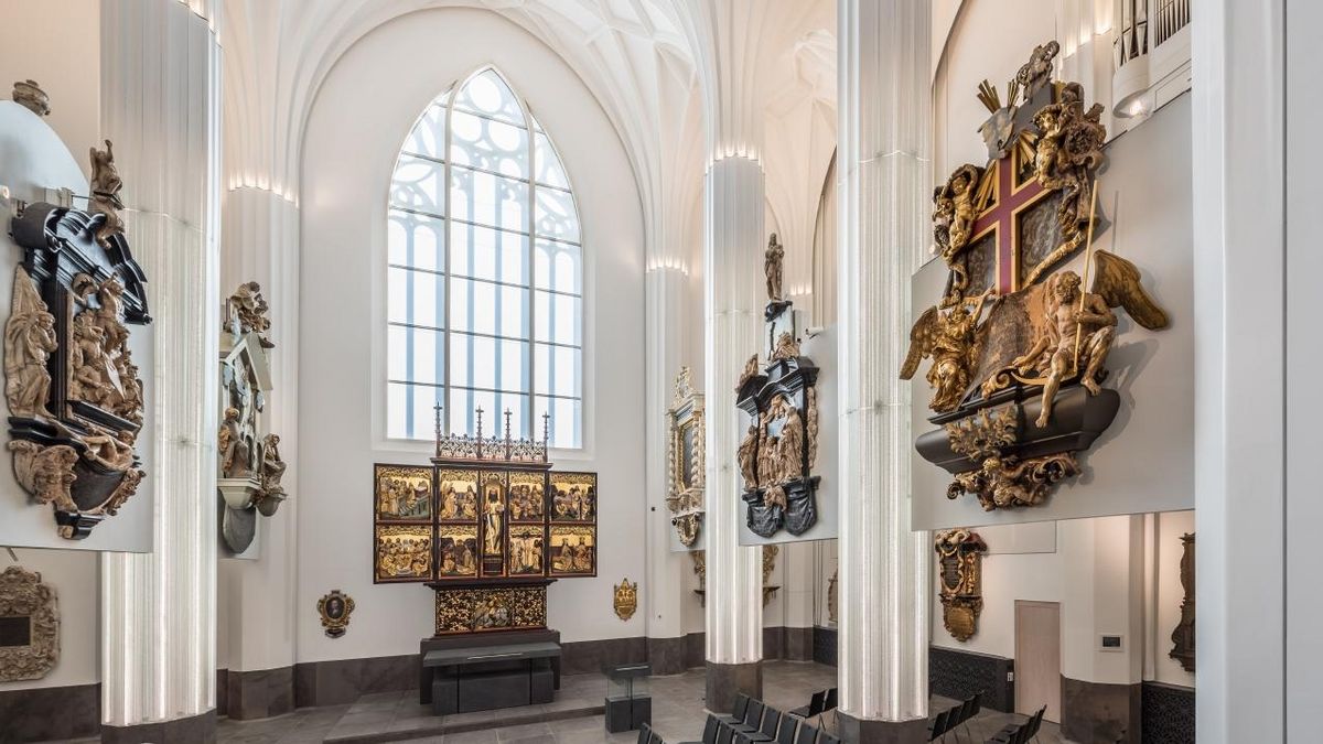 enlarge the image: Blick auf Altar und Epitaphien im Innenraum des Paulinums