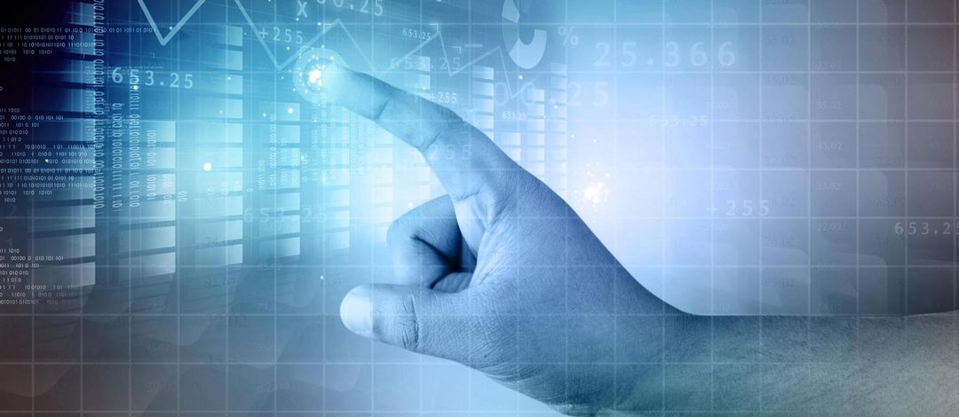 Hand, die auf hologramartige Datendarstellungen zeigt 