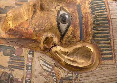 Hälfte des Gesichts einer Mumienmaske mit Goldbelag