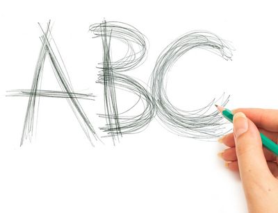 Die Buchstaben ABC auf ein weißes Blatt mit Bleistift geschrieben, eine Hand hält den türkisfarbenen Stift.