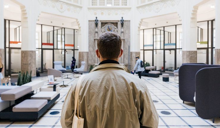 Student von hinten zentral im Bild mit Blick zum Studierenden Service Zentrum, Foto: Christian Hüller