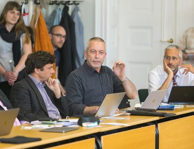 Zur Senatssitzung am 16. Mai 2017 sitzen Vertreter der Fakultät am Runden Tisch und besprechen hochschulpolitische Themen. Im Vorderungrund ist Prof. Dr. Rochus Leonhardt zu sehen, der gerade spricht. 