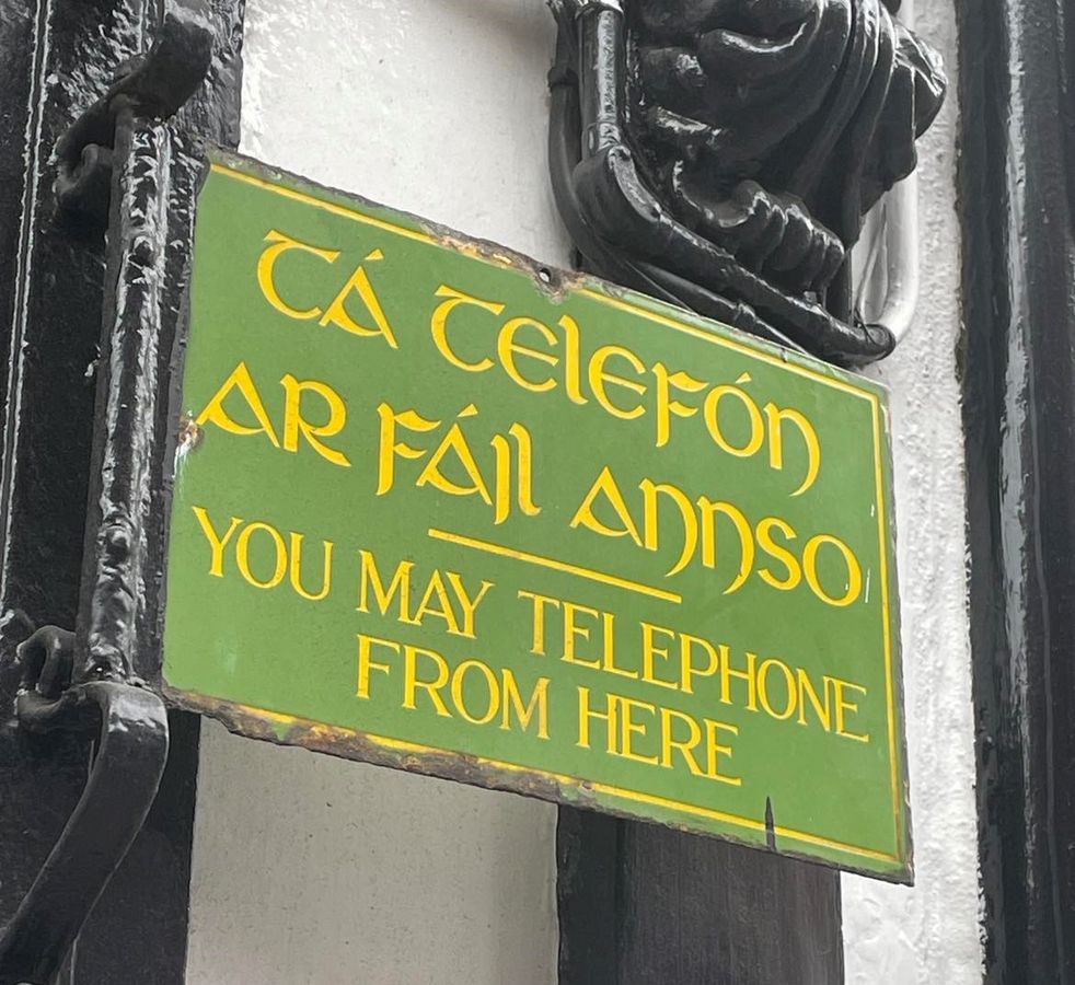 enlarge the image: Zu sehen sind Schilder in irischer und englischer Sprache.