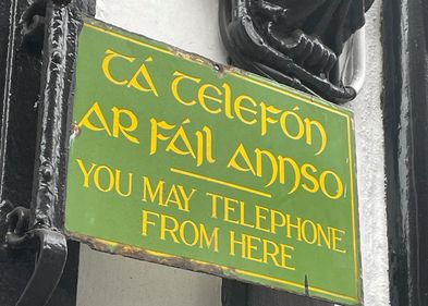 Zu sehen sind Schilder in irischer und englischer Sprache.
