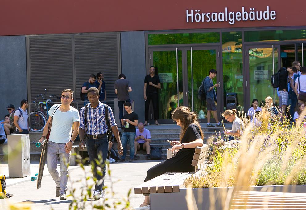 zur Vergrößerungsansicht des Bildes: Studierende auf dem Campus Augustusplatz