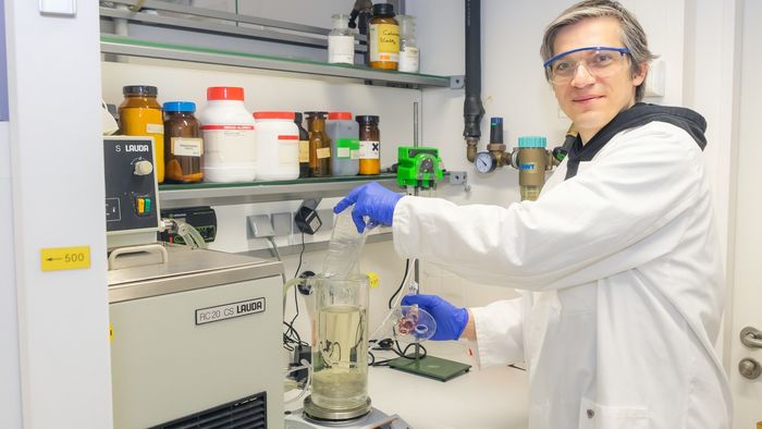Dr. Christian Sonnendecker und sein Team entdeckten ein Enzym, das PET-Kunststoff in Rekordgeschwindigkeit abbaut.
