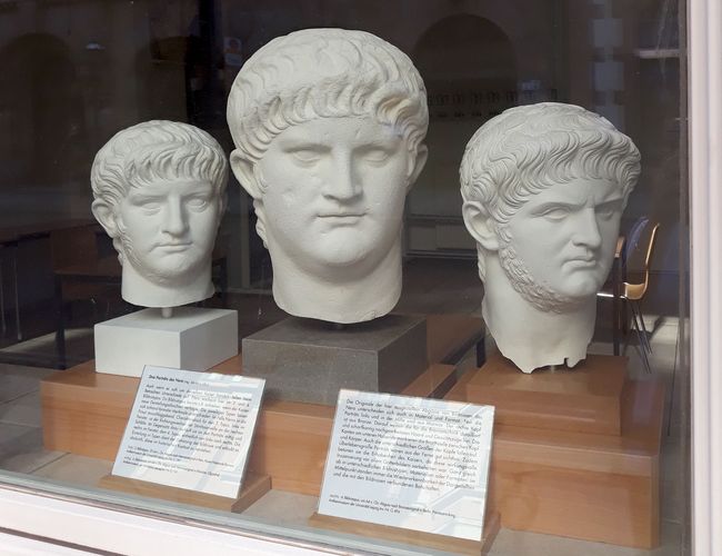 Drei Bildnisse Kaiser Neros in Gipsabgüssen nach zeitgenössischen Originalen aus Marmor und Bronze. 