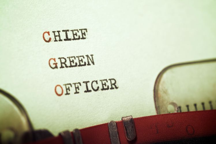 Auf dem Bild ist ein Blatt mit der Aufschrift "Chief Green Officer" zu sehen.