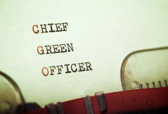 Auf dem Bild ist ein Blatt mit der Aufschrift "Chief Green Officer" zu sehen.