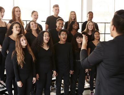 Man sieht junge Menschen in einem Chor singen