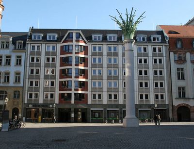 Blick auf das Gästehaus der Universität (Ritterstr. 12) sowie die Nicolaisäule