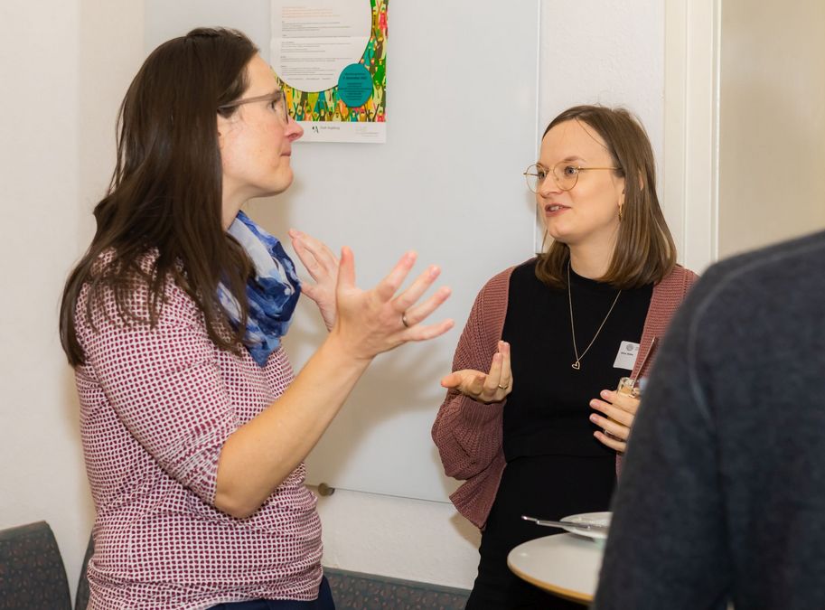 zur Vergrößerungsansicht des Bildes: Eine Teilnehmerin des Pre-Doc Awards und die ehemalige Projektkoordinatorin Dr. Antje Nolting unterhalten sich in der Mittagspause.