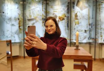 Kira Stütz, wie sie in einem Kirchenraum ein Selfie aufnimmt.