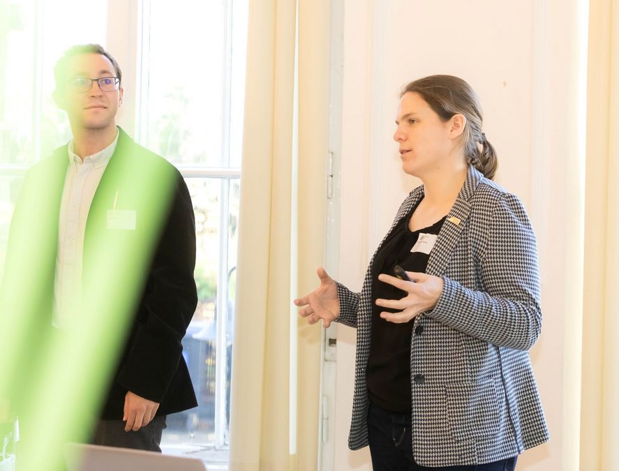 zur Vergrößerungsansicht des Bildes: Valentin Wjst und Dr. Christiane Schnabel bei ihrem Vortrag