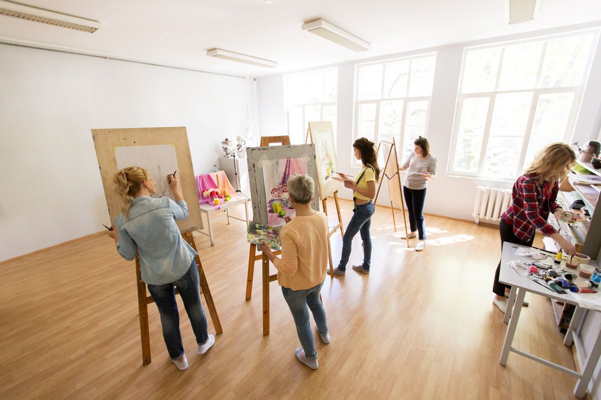 zur Vergrößerungsansicht des Bildes: Zu sehen sind verschiedene Kunstschaffende, welche gemeinsam malen, Foto: colourbox.de