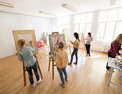 Zu sehen sind verschiedene Kunstschaffende, welche gemeinsam malen, Foto: colourbox.de