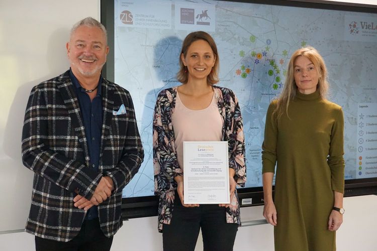 Die VieLeS-Projektverantwortlichen am ZLS Dr. Jürgen Ronthaler, Sophie Henning und Maren Reichert (v.l.n.r.) wurden mit einer Urkunde geehrt.