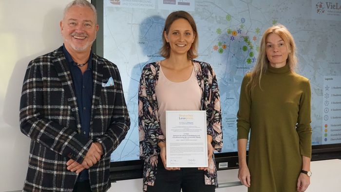 Die VieLeS-Projektverantwortlichen am ZLS Dr. Jürgen Ronthaler, Sophie Henning und Maren Reichert (v.l.n.r.) wurden mit einer Urkunde geehrt.