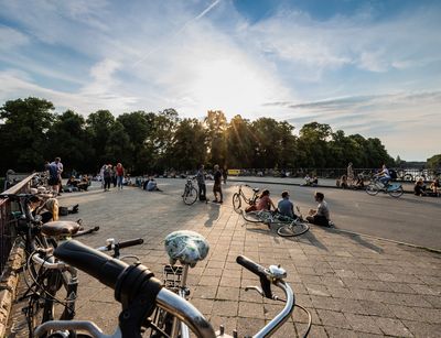 Blick auf die Sachsenbrücke mit Menschen und Fahrrädern, Foto: Christian Hüller