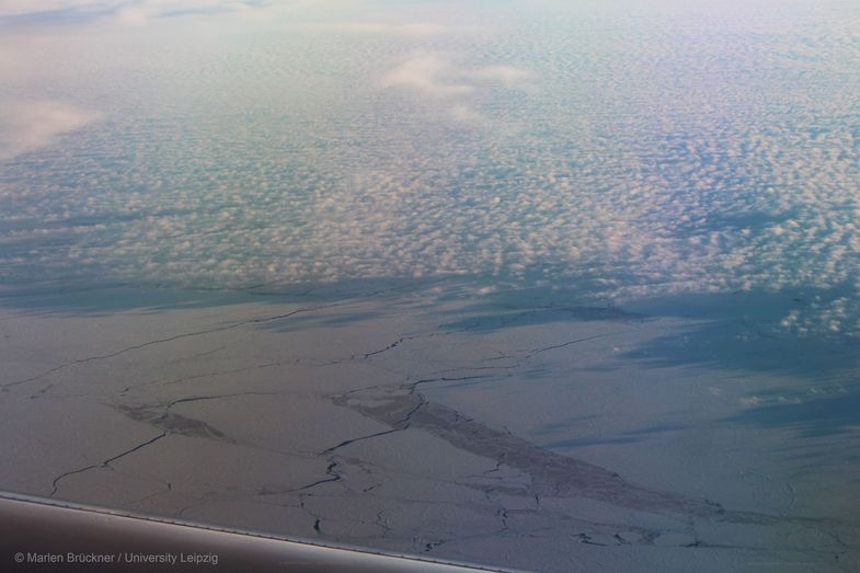 Der Einfluss der warmen Luftmassen verursacht immer mehr Risse im arktischen Meereis, wie bei einem Messflug mit HALO während der HALO-(AC)³-Kampagne beobachtet wurde.