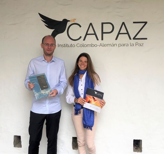 Zu sehen sind der Direktor des Deutsch-kolumbianische Friedensinstitut CAPAZ Prof. Dr. Stefan Peters gemeinsam mit Prof. Dr. Solveig Richter