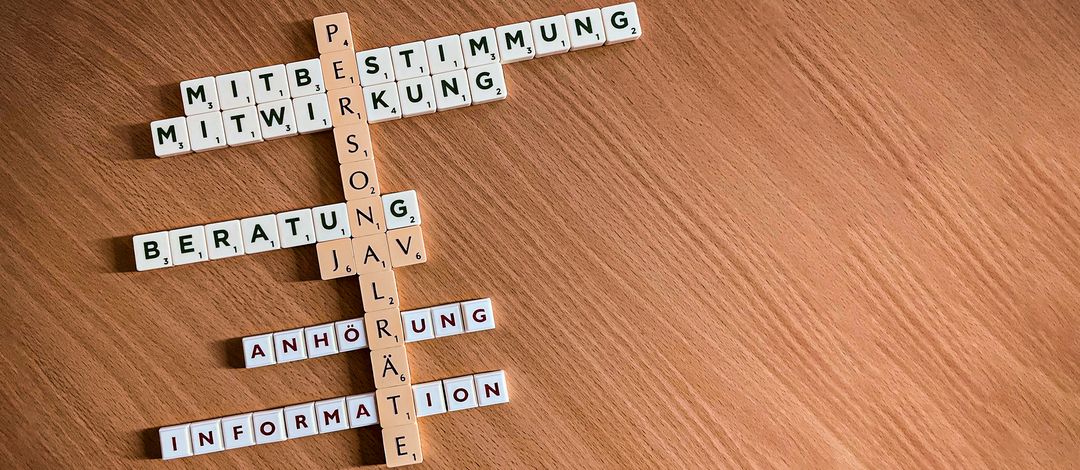 Scrabble-Spielsteine, mit den Wörtern: Personalräte, Mitbestimmung, Mitwirkung, Beratung, JAV, Anhörung, Information (Foto: Thomas Biermann)