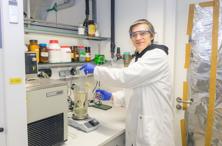 Dr Christian Sonnendecker from the Institute for Analytical Chemistry at Leipzig University at work in the laboratory