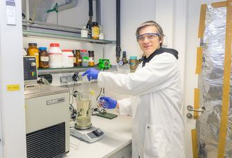 Dr. Christian Sonnendecker vom Institut für Analytische Chemie der Universität Leipzig bei der Arbeit im Labor.