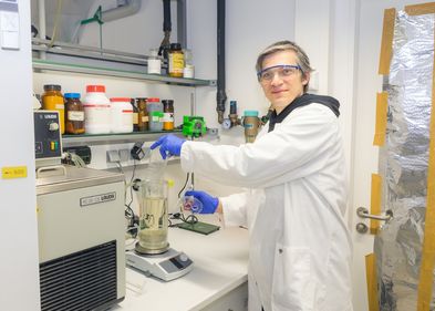 Dr Christian Sonnendecker from the Institute for Analytical Chemistry at Leipzig University at work in the laboratory, Photo: Swen Reichhold Dr Christian Sonnendecker from the Institute for Analytical Chemistry at Leipzig University at work in the laboratory