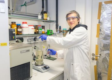 Dr Christian Sonnendecker from the Institute for Analytical Chemistry at Leipzig University at work in the laboratory