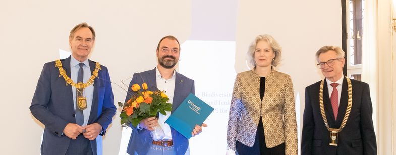 Leipziger Wissenschaftspreis 2022: Burkhard Jung, Oberbürgermeister der Stadt Leipzig; Prof. Dr. Christian Wirth, Preisträger; Prof. Dr. Eva Inés Obergfell, Rektorin der Universität Leipzig; Prof. Dr. Hans Wiesmeth, Präsident der Sächsischen Akademie der Wissenschaften zu Leipzig; Foto: Swen Reichhold, SAW