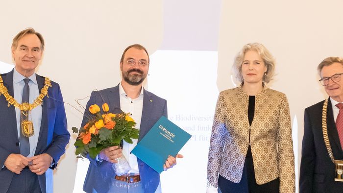 Leipziger Wissenschaftspreis 2022: Burkhard Jung, Oberbürgermeister der Stadt Leipzig; Prof. Dr. Christian Wirth, Preisträger; Prof. Dr. Eva Inés Obergfell, Rektorin der Universität Leipzig; Prof. Dr. Hans Wiesmeth, Präsident der Sächsischen Akademie der Wissenschaften zu Leipzig; Foto: Swen Reichhold, SAW