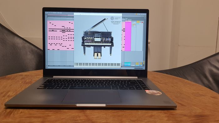 Zu sehen ist ein Laptop, auf dem eine Musiksoftware abgebildet ist.