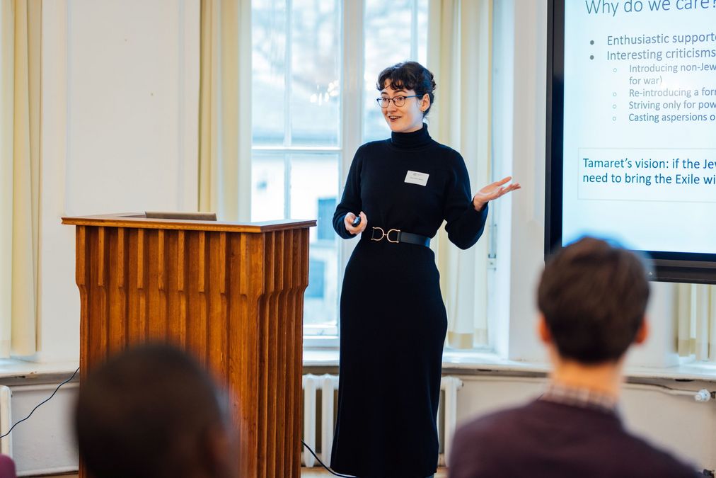 zur Vergrößerungsansicht des Bildes: Ein Predoc trägt ein Projekt vor.