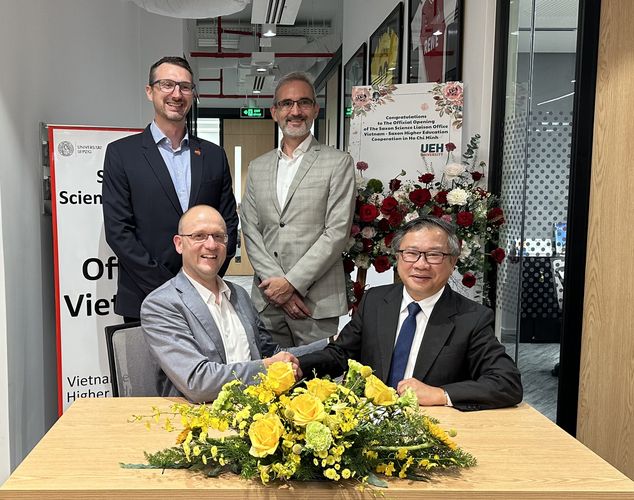 Das Bild zeigt die Unterzeichnung der Universitätskooperation zwischen der Vietnamese-German University und der Universität Leipzig. 