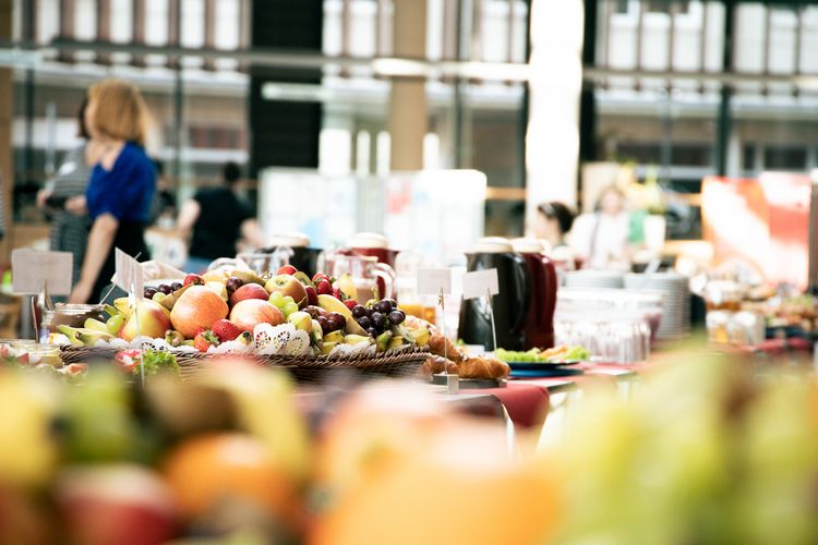 Ansicht des Büffet des Familienfrühstück. Auf dem Bild sind verschiedene Obstsorten erkennbar.