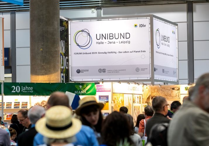 Wie bei der vergangenen Buchmesse im Jahr 2019 ist die Universität Leipzig wieder gemeinsam mit den Partneruniversitäten in Halle und Jena in Halle 2 vertreten.