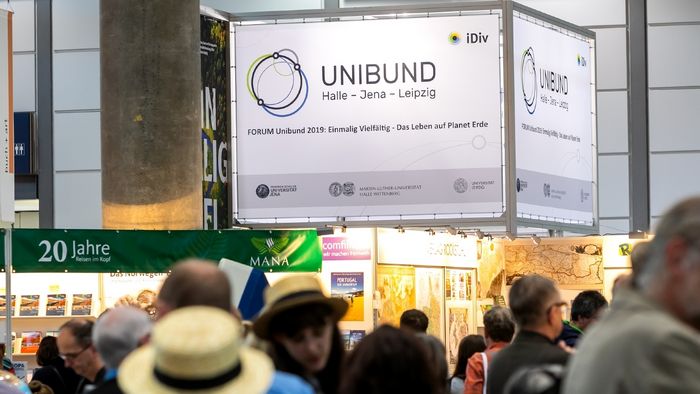 Wie bei der vergangenen Buchmesse im Jahr 2019 ist die Universität Leipzig wieder gemeinsam mit den Partneruniversitäten in Halle und Jena in Halle 2 vertreten.