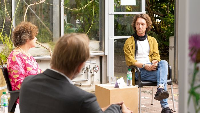 Das Bild zeigt Pavel Raus (rechts). Er sitzt neben Rektorin Beate Schücking und Leipzigs Oberbürgermeister Burkhard Jung und gehört zu den geförderten Studierenden im Rahmen der Aktion SiS.